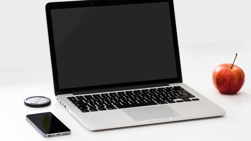 Laptop on a simple desk in natural light / راهنمای خرید لپ‌تاپ ۲۰۲۶